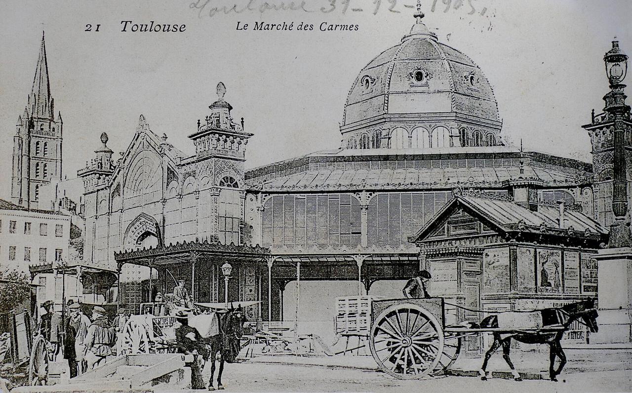 Place du Capitole à Toulouse, lieu du marché bio pionnier depuis 1990
